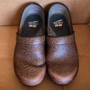 DANSKO XP 2.0 Floral Tooled Leather Clog (size 38/ 7.5-8 US)